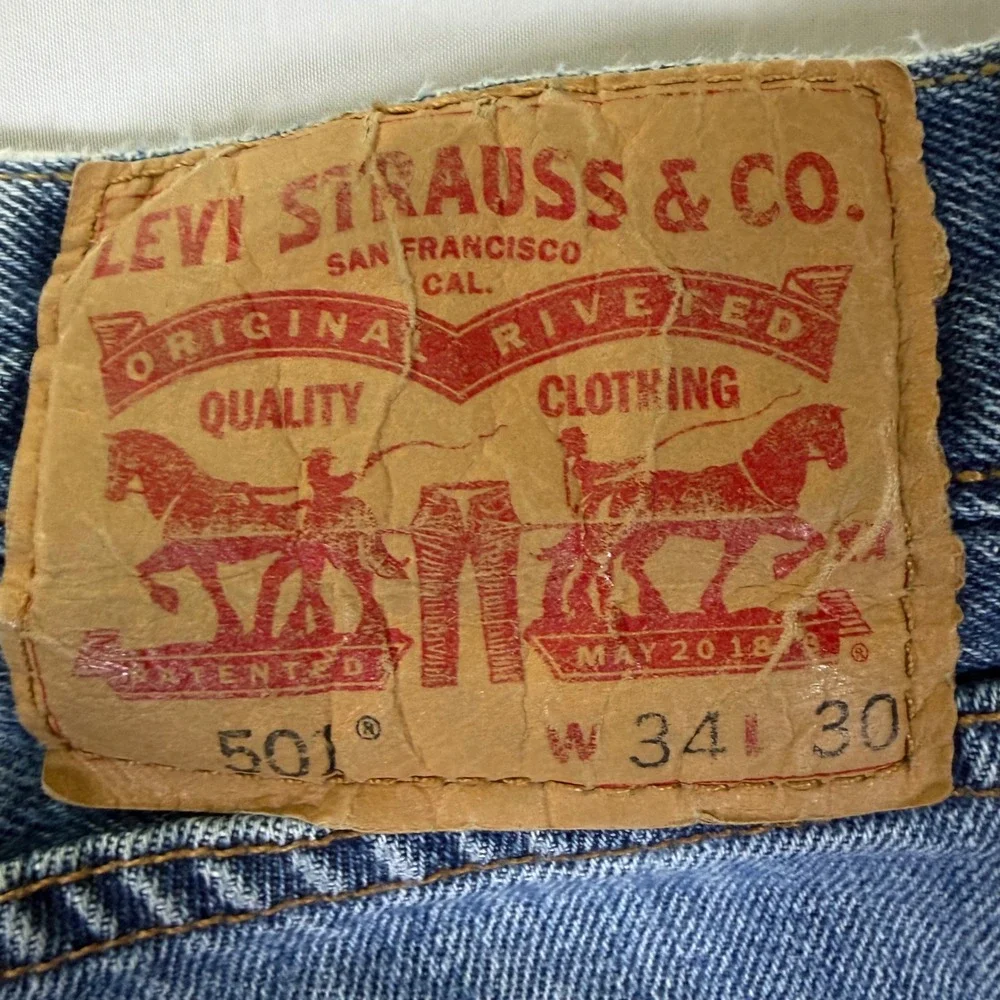 Levis 501 Original Fit Jeans Mens 34x30 Medium Wash Blue Button Fly Straight Leg